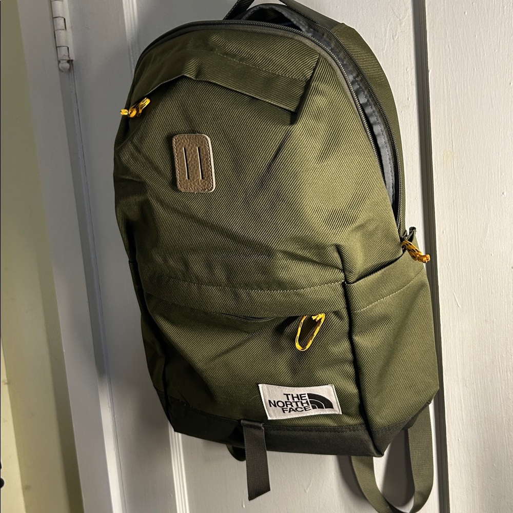 The North Face Classic Commuter Laptop Daypack - Picture 9 of 9
